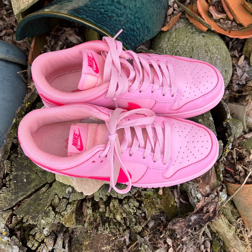Rare Nike Triple Pink Dunk Low-Top Sneakers Women’s 8.5 - Picture 2 of 16